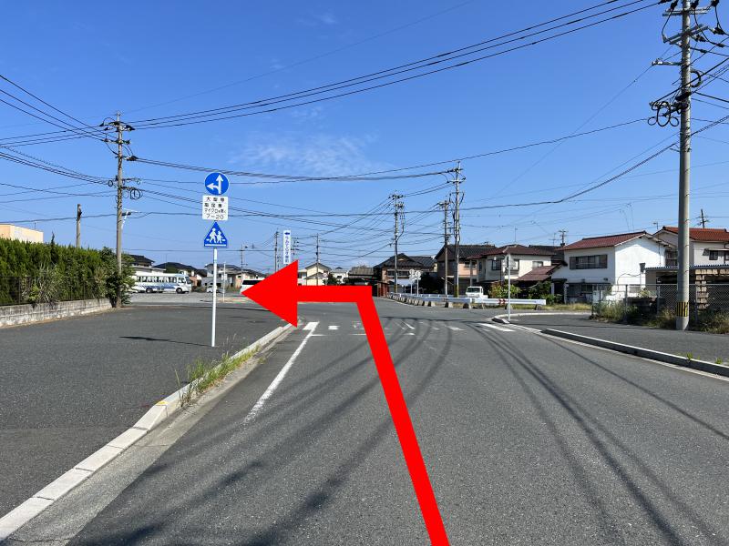 踏切を横目に左折