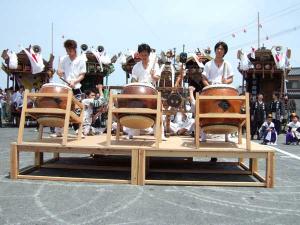 堂山神社で行なわれる宇島三連太鼓の披露