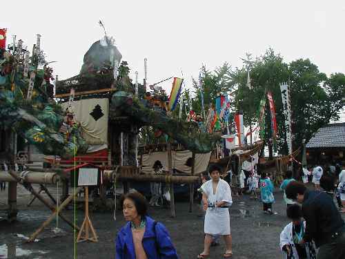 御旅所に勢ぞろいした山車と御船