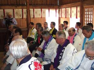 宇島神社拝殿にて神事の模様