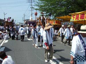 宇島神社を発つ傘鉾と御神輿